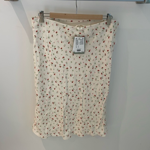 H&M Knee Length Floral Skirt 🌸 - Picture 3 of 5